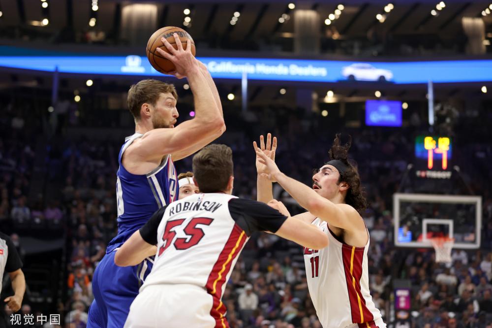 雷迪克表示球隊陣容中少了兩個內線 我看特拉奧雷挺合適的.